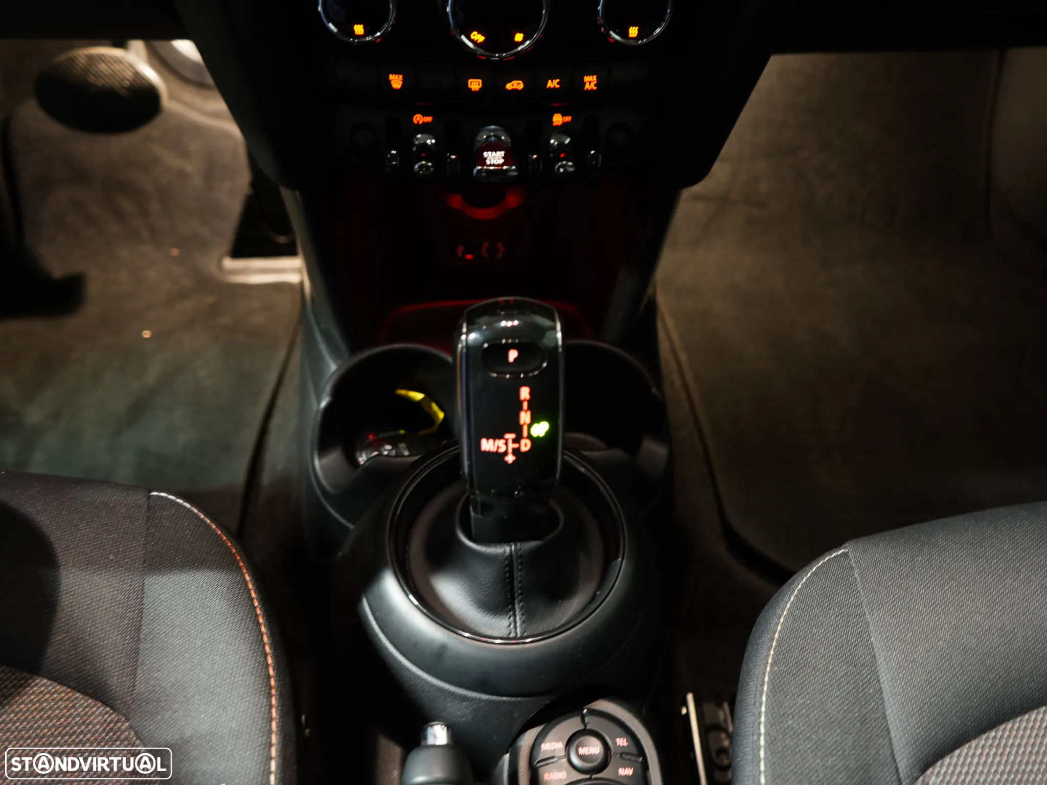 MINI 5 Portas Cooper D Auto - 17