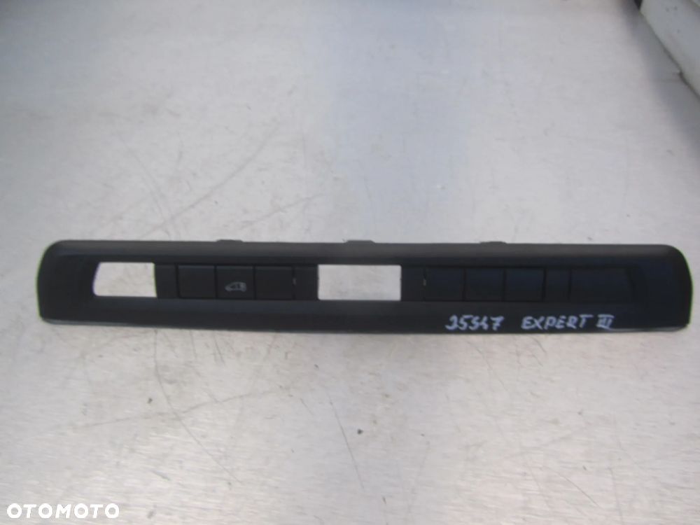 Peugeot Expert-Jumpy-Proace 16r->panel-obudowa przełączników w konsoli - 1