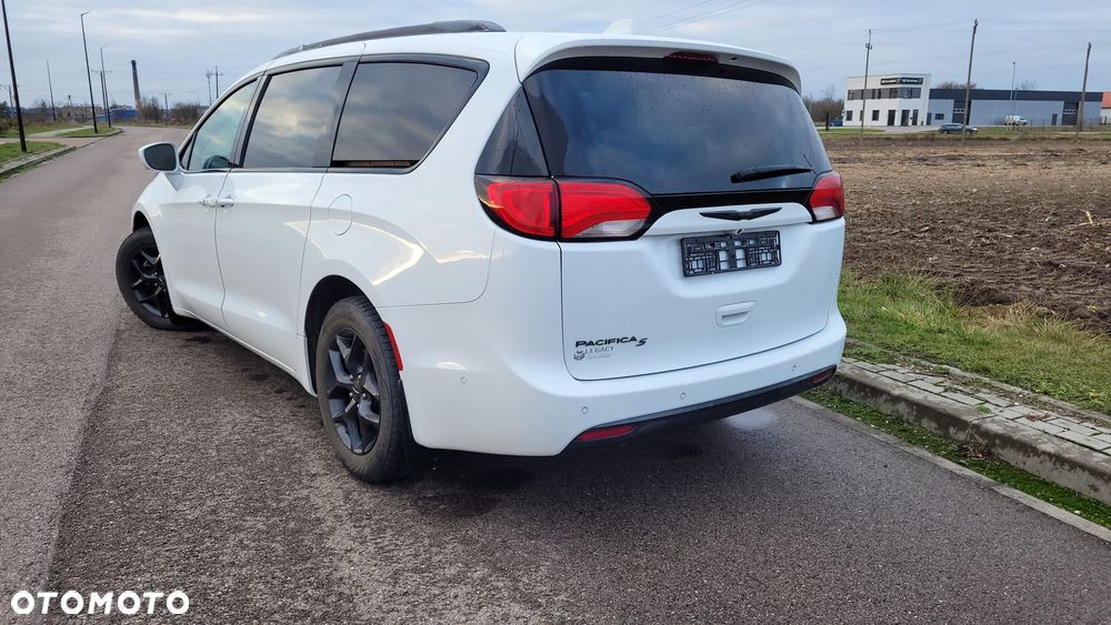 Chrysler Pacifica - 4