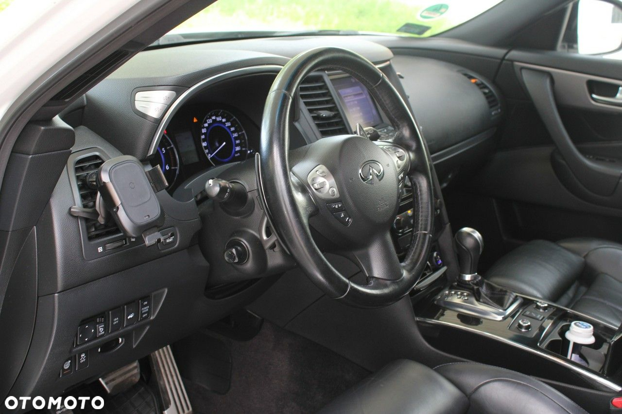 Infiniti QX70 - 18
