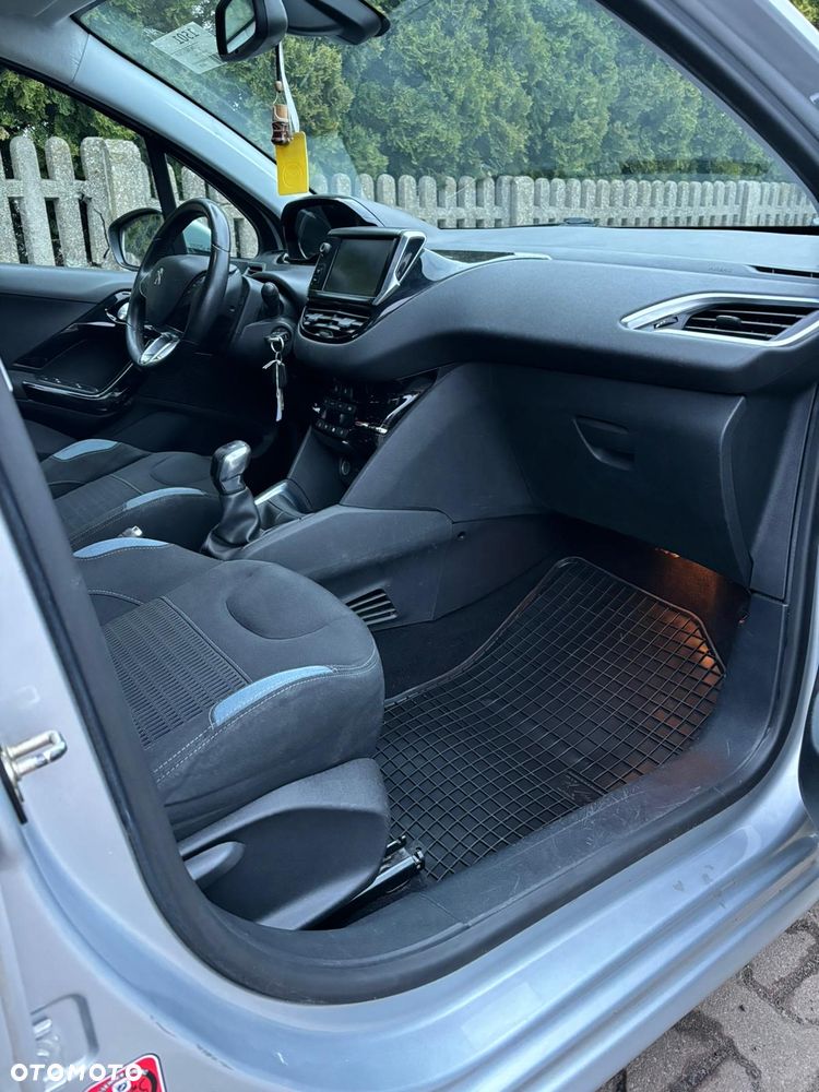 Peugeot 208 - 13