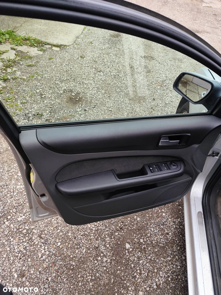 Ford Focus 1.6 Ghia - 19