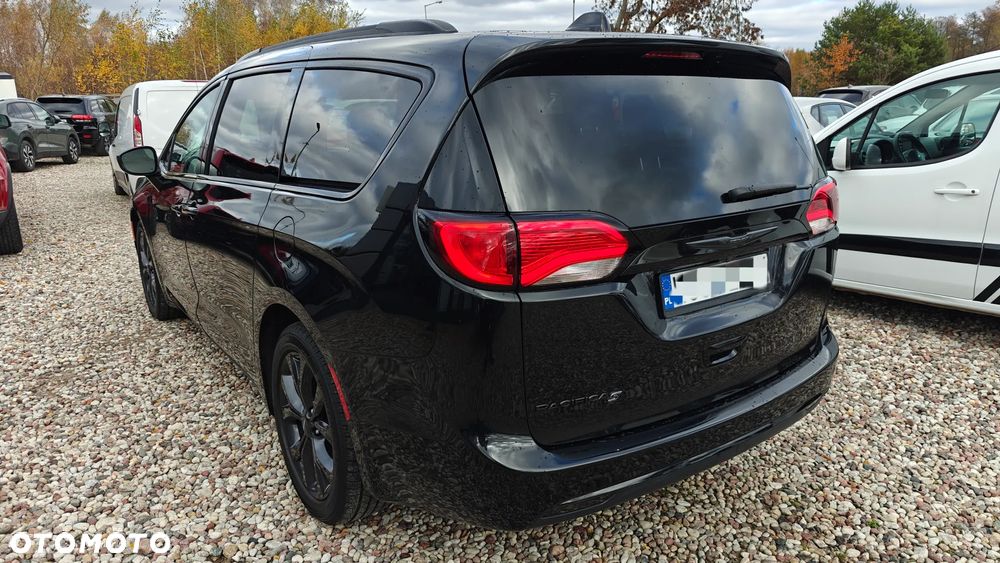 Chrysler Pacifica - 4