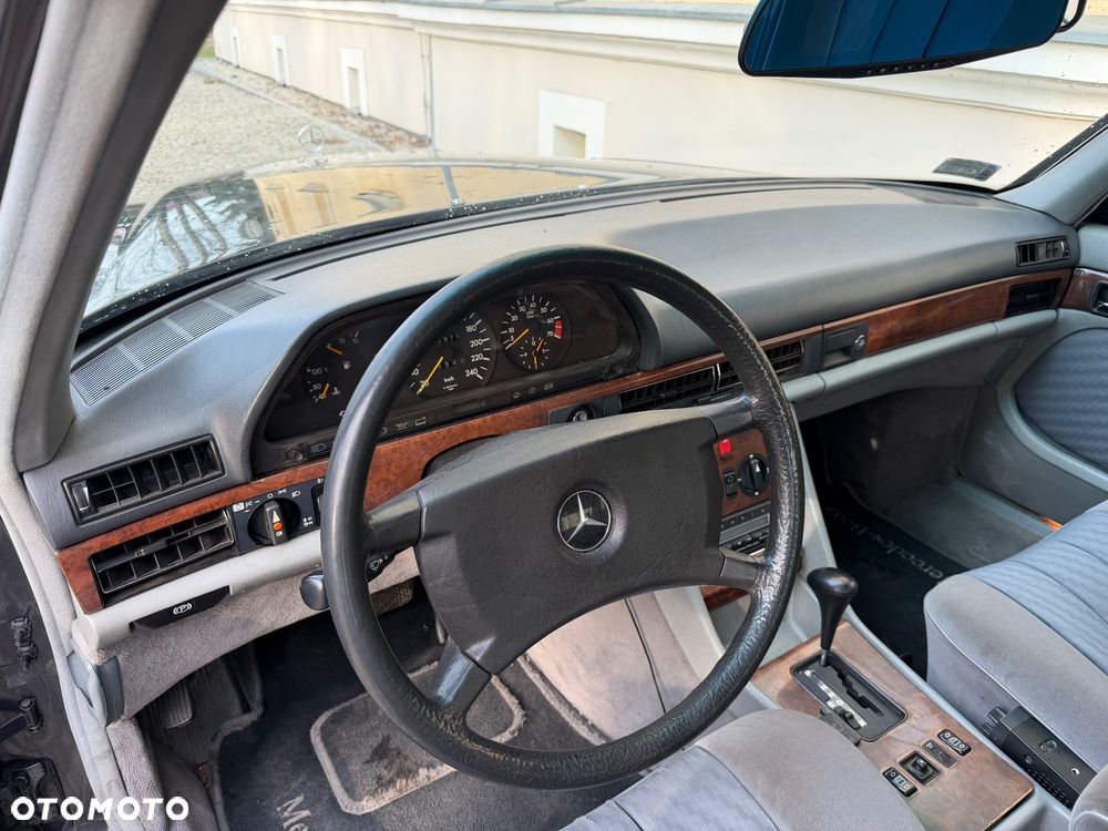 Mercedes-Benz 280 - 24