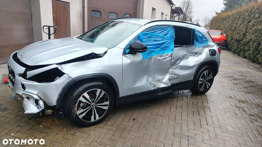 Mercedes-Benz GLA 200 Progressive - 2