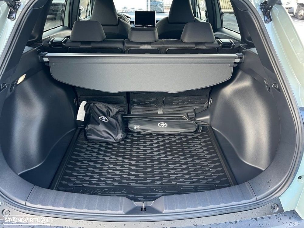 Toyota Corolla Cross 1.8 Hybrid Luxury - 30