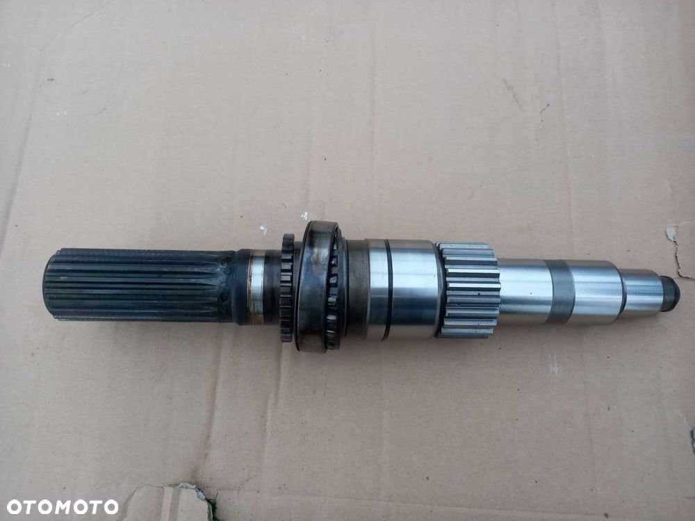 Przystawka przedniego napędu wałek kosz L221335 AL228193 L215480 L215753 John Deere 6250R - 5