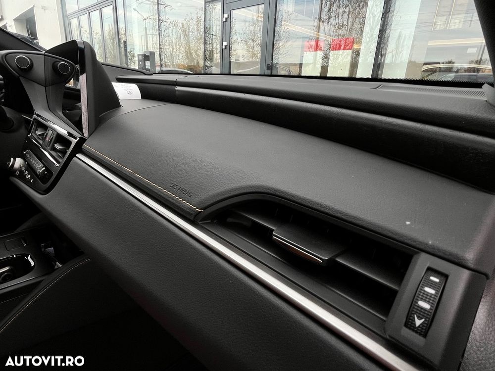 Lexus Seria ES 300h 2.5 TNGA HV 25H- 4X2 CVT Executive - 30