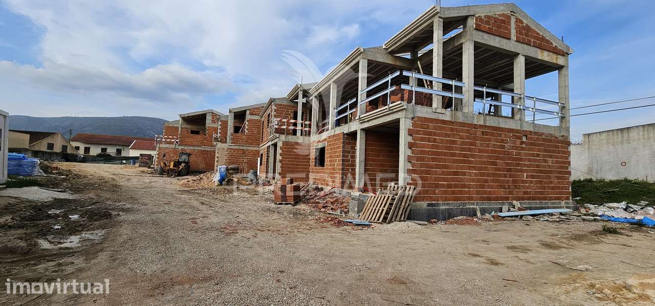 Terreno urbano com 6 moradias em construção - Grande imagem: 2/18