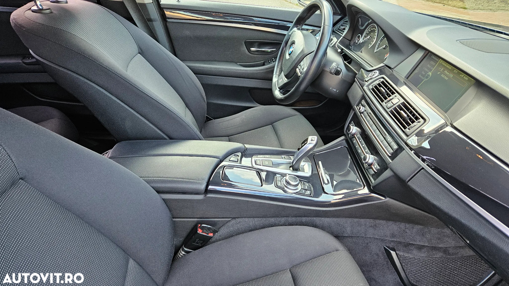 BMW Seria 5 525d xDrive - 14