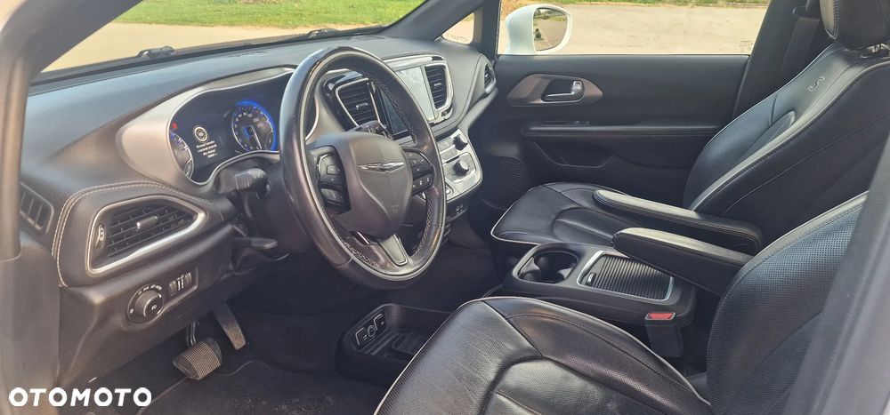 Chrysler Pacifica - 16