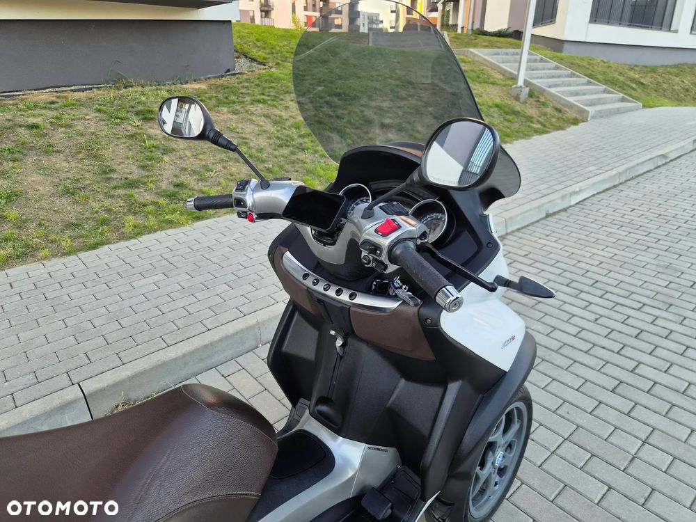Piaggio MP-3 - 32