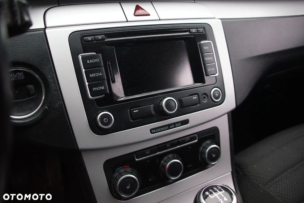 Auto na części - Volkswagen Passat B6 Lift 1.6 TDI 105 KM CAYC MDM L041 2010R Silnik Skrzynia Drzwi Maska Zderzak Błotnik Klapa Lampa Lusterko Klamka Deska Kokpit Sterownik Moduł Czujnik Licznik Kierownica Panel Wyświetlacz - 13