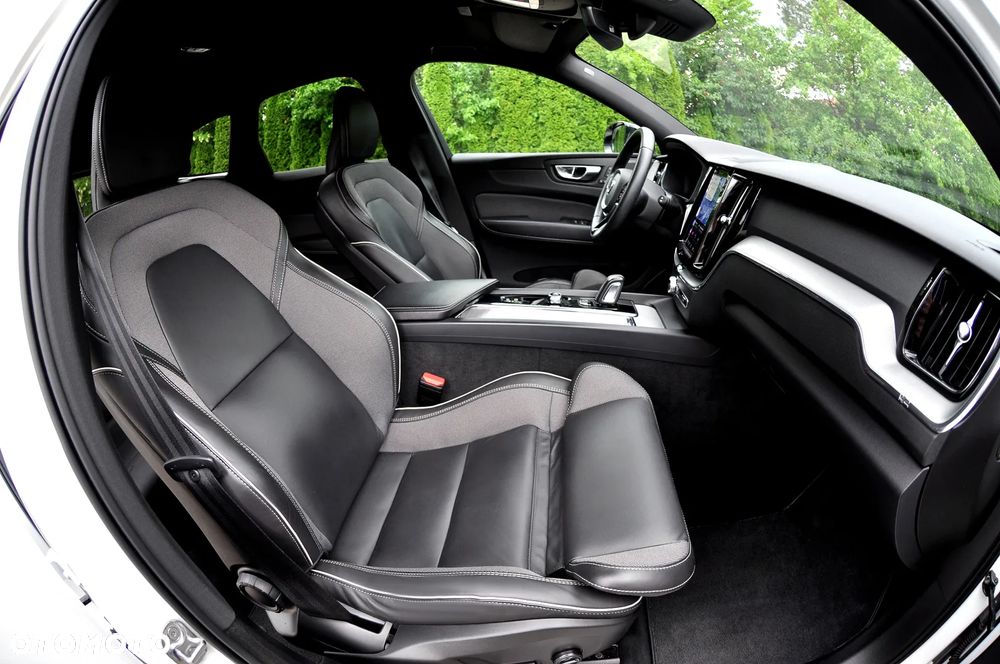Volvo XC 60 B4 D AWD Ultimate Dark - 16