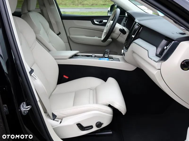 Volvo XC 60 B5 B AWD Plus Dark - 16