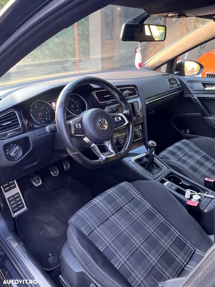 Volkswagen Golf - 10