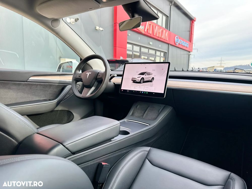 Tesla Model Y - 23