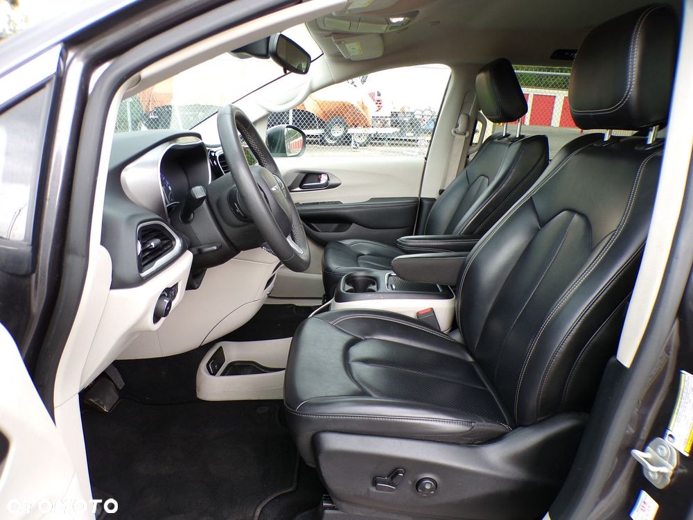 Chrysler Pacifica - 10