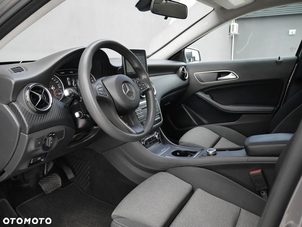 Mercedes-Benz GLA 180 7G-DCT - 12
