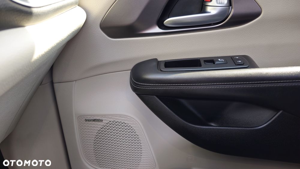 Chrysler Pacifica - 19