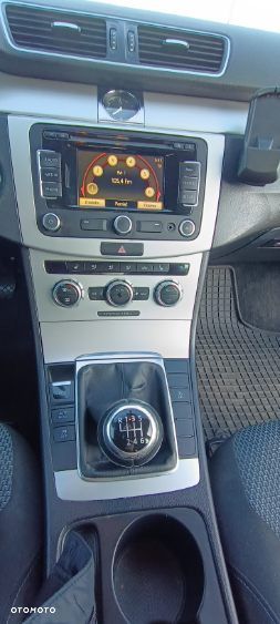 Volkswagen Passat 1.6 TDI DPF BlueMotion Technology Comfortline - 10