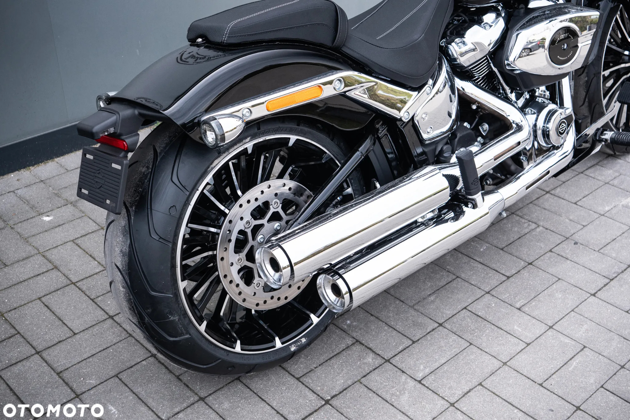 Harley-Davidson Softail Breakout - 22