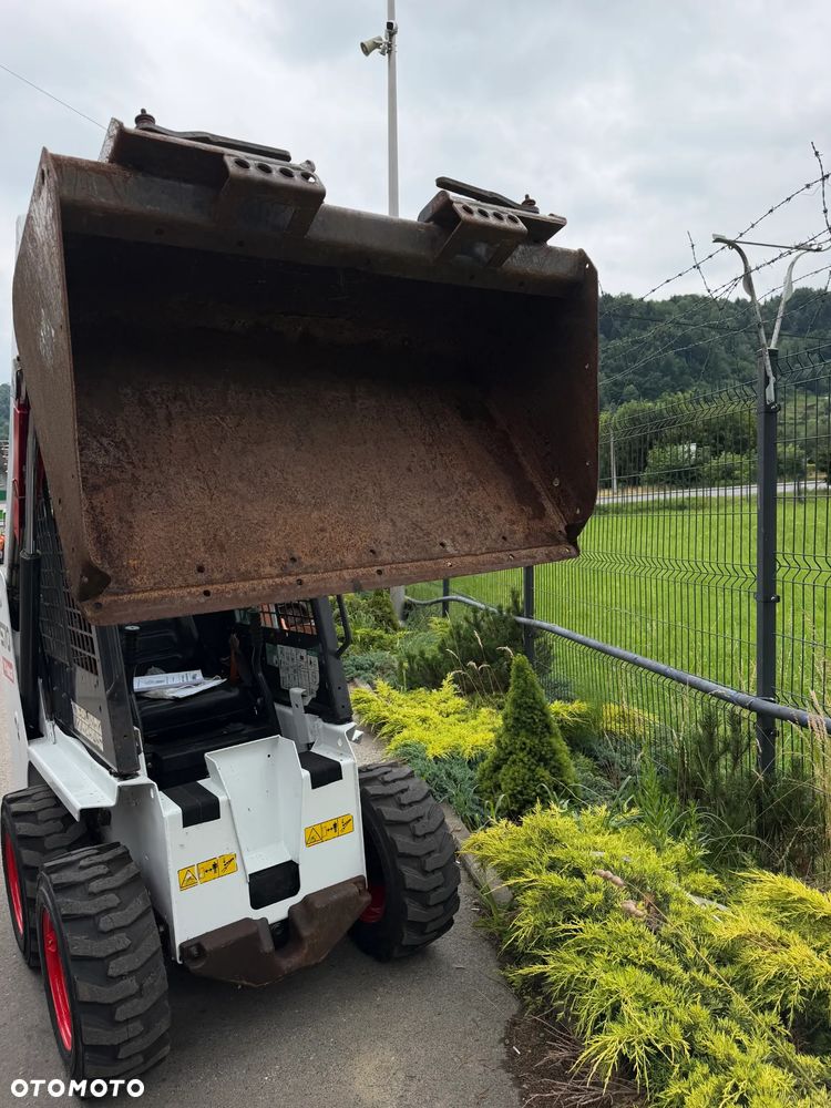 Bobcat S70 Mini-ładowarka 4x4 wózek terenowy. Łyżka! Wyjścia Hydrauliczne pod urządzenia z przodu! 2018 rok prod. 564 MTG. aktualne serwisy DEKRA. Dokumentacja. silnik Kubota 3cyl. Maszyna Jak Nowa z Salonu! Pochodzi z Norweskiego Gospodarstwa! Zero luzów i wycieków. Bardzo mocna i wydajna maszyna o małych gabarytach! Wąska miesci się do najbardziej trudno dostępnych miejsc! Idealna do stajni. OKAZJA TANIO. Szybki i zwinny sprzęt potężna moc - 27