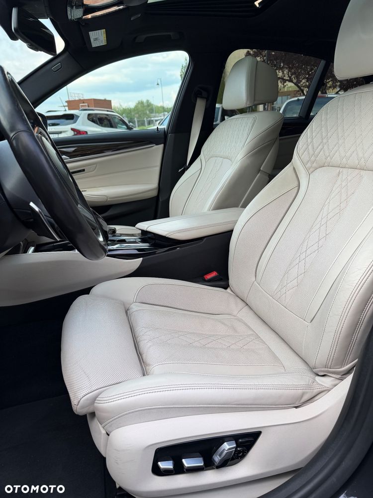 BMW Seria 5 M550i xDrive - 18