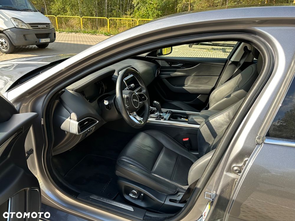 Jaguar XE 2.0 P250 S - 11
