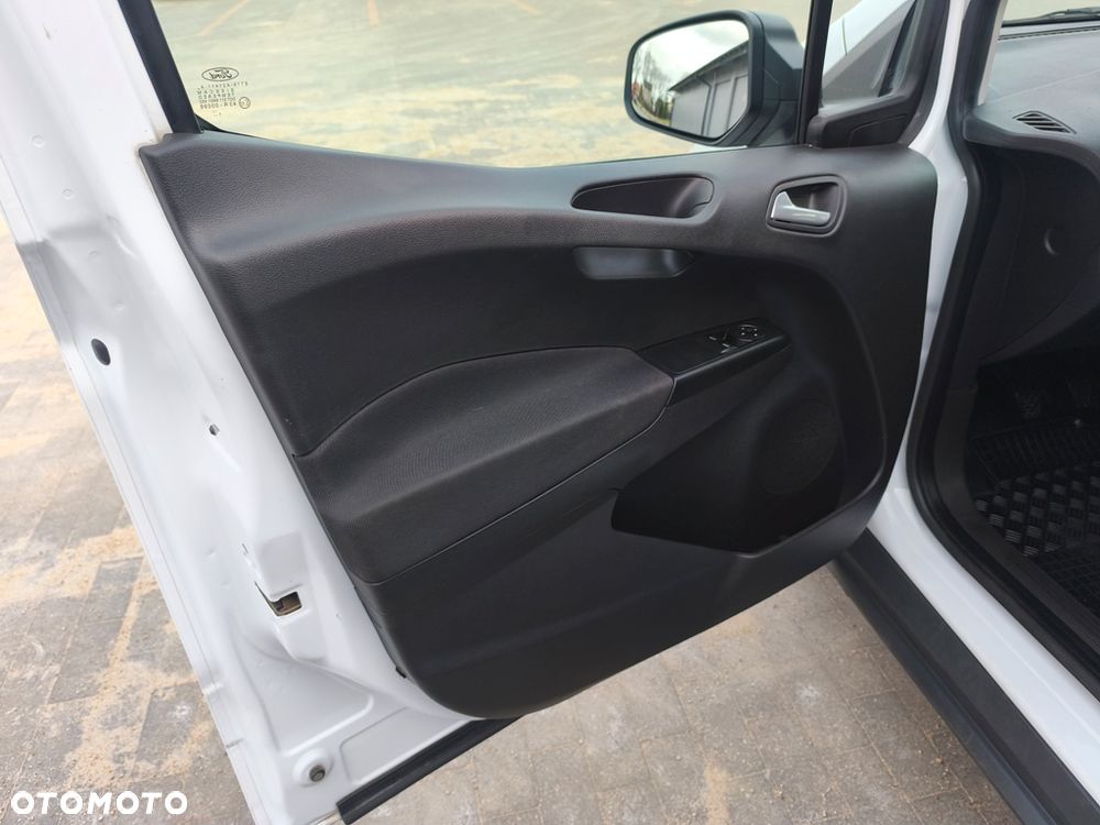 Ford Transit Courier - 26