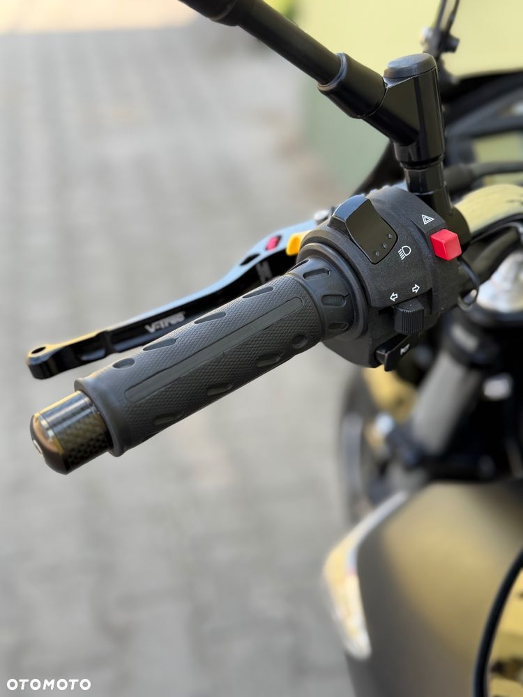Suzuki GSR - 36