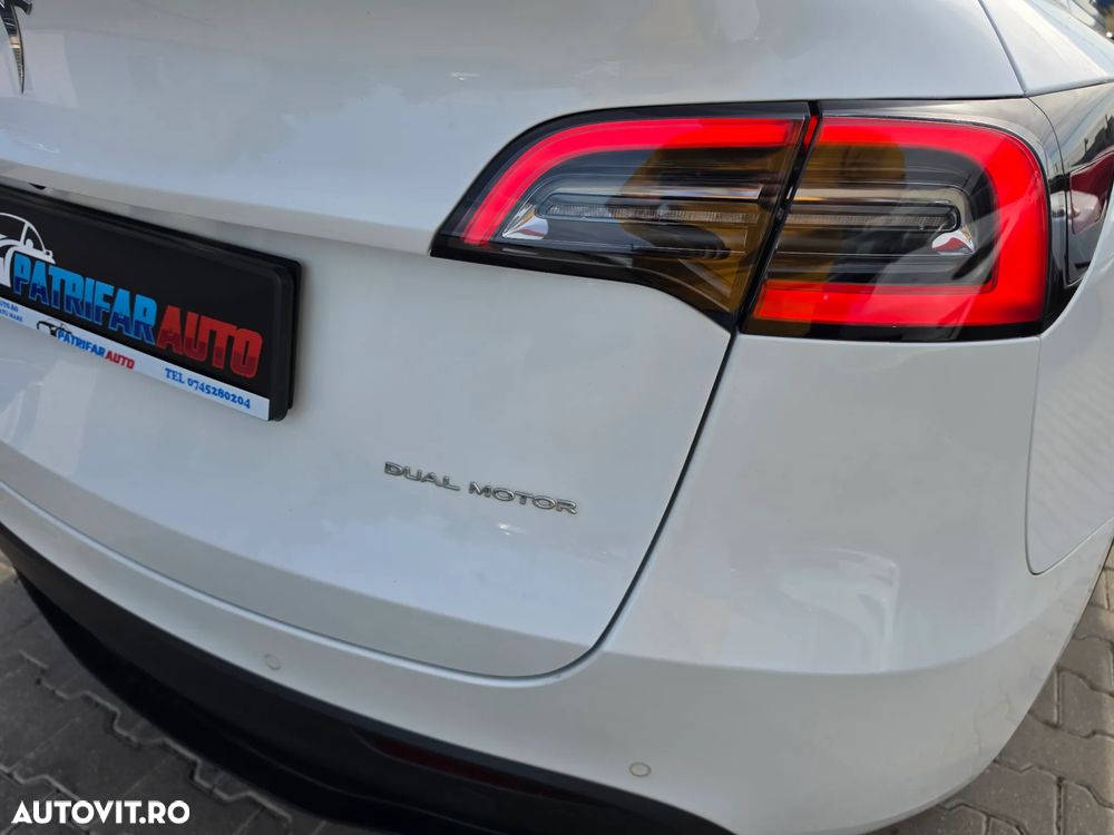 Tesla Model Y - 8
