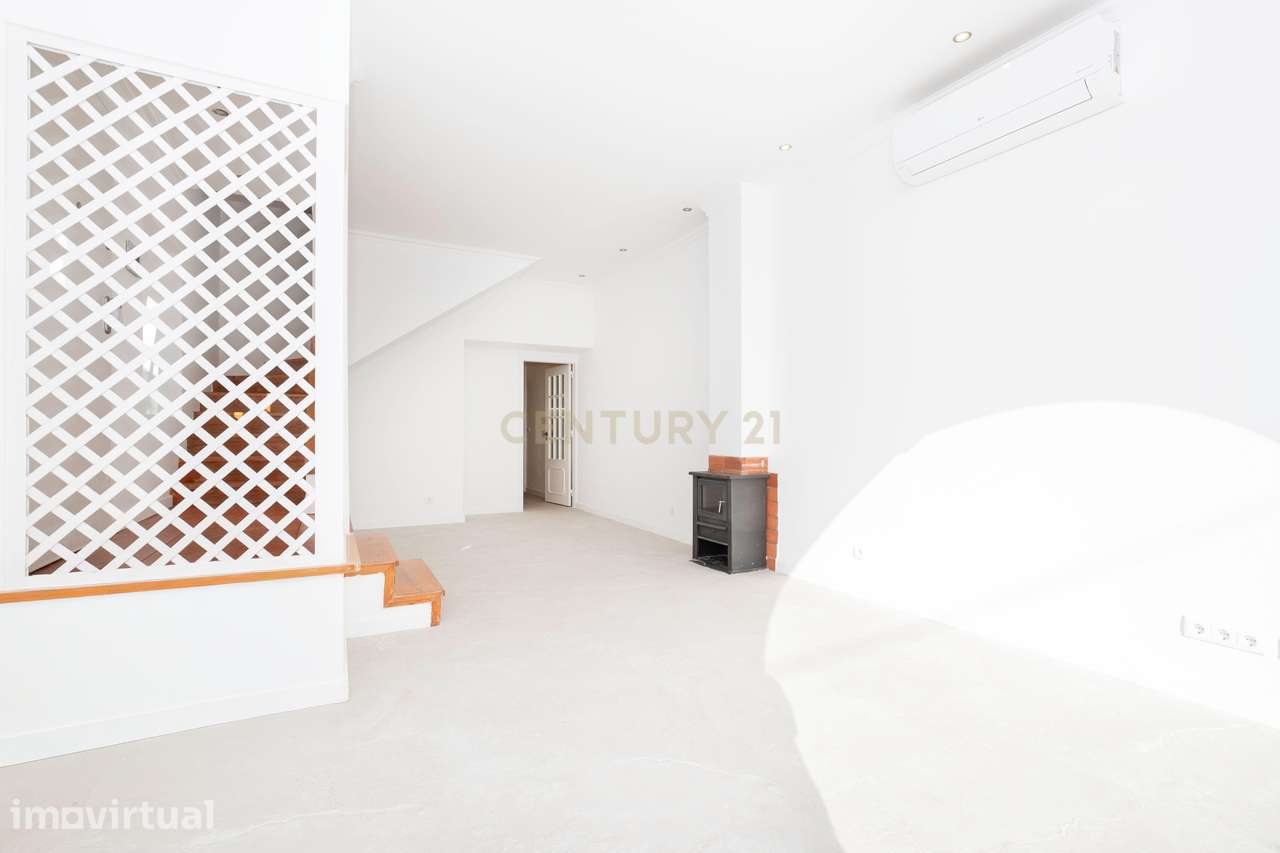 Moradia T3+1 renovada para arrendamento em Monte Estoril - Grande imagem: 3/32