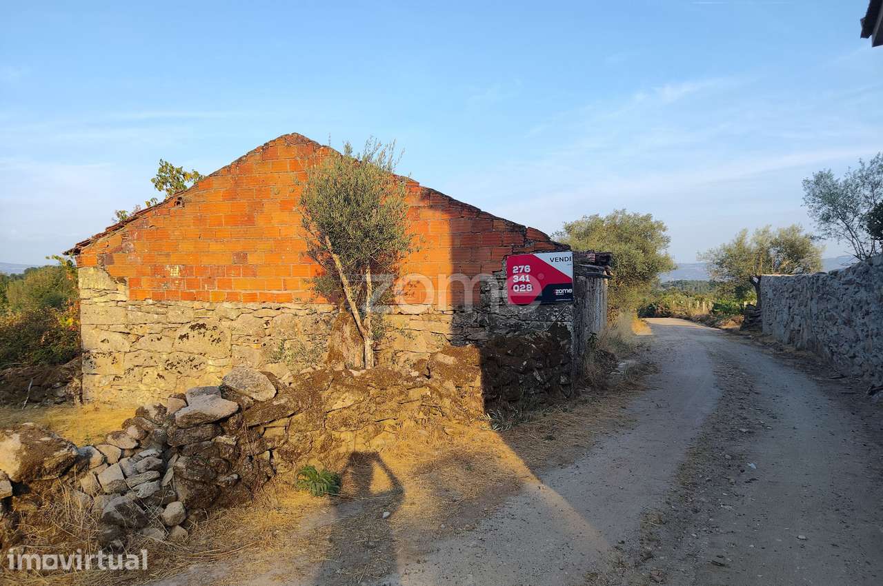 Terreno urbano com casa antiga para restauro em Chaves - Grande imagem: 2/3