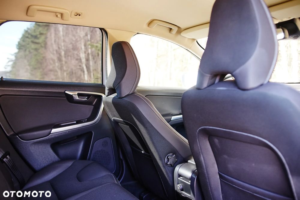 Volvo XC 60 D4 Momentum - 25