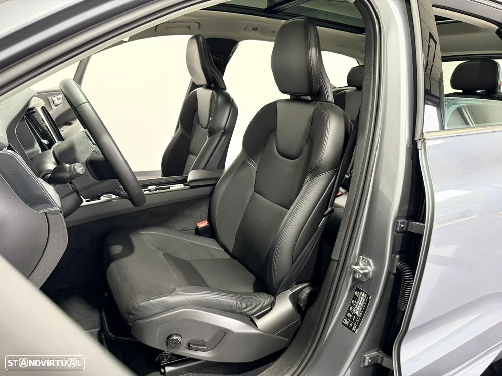 Volvo XC 60 2.0 T8 PHEV Momentum Plus AWD - 32