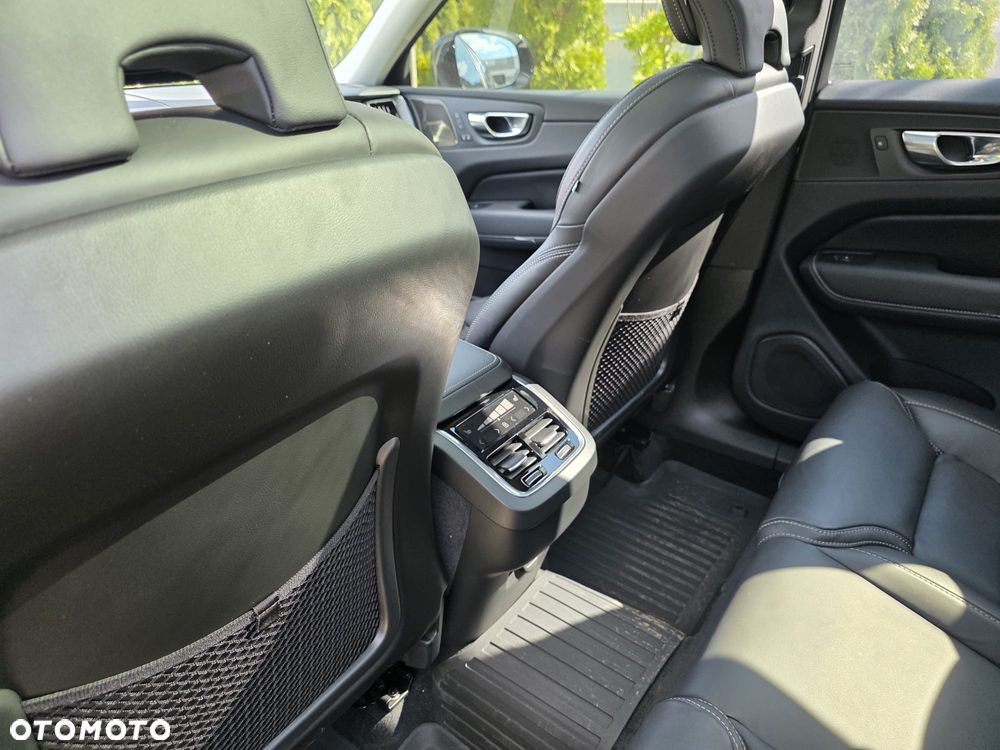 Volvo XC 60 B6 B AWD Momentum Pro - 23