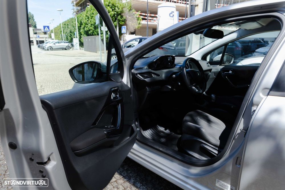 Peugeot 208 1.4 HDi Active — fotografia 8