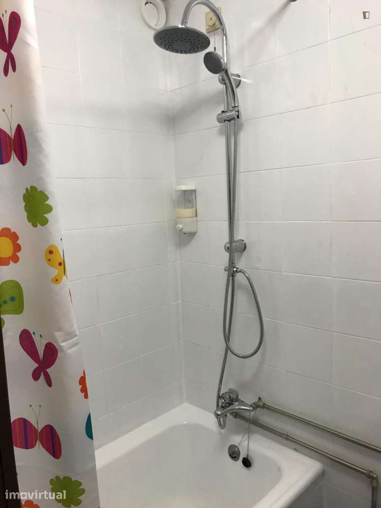 Quarto - localizado em Lordelo do Ouro Porto - Grande imagem: 2/27