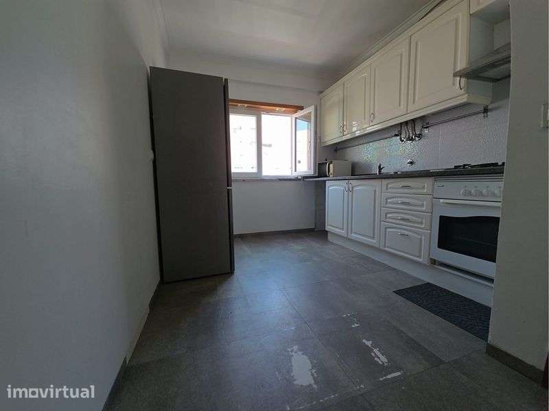 Apartamento T3 Santa Marta do Pinhal com parqueamento - Grande imagem: 5/8