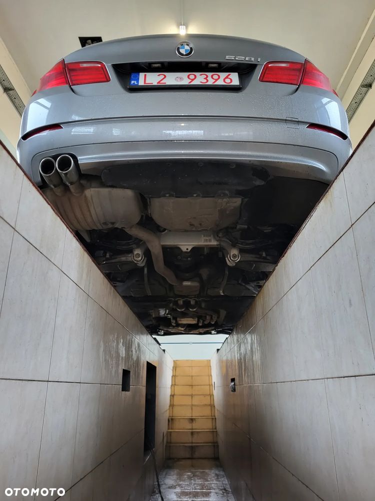 BMW Seria 5 528i - 33