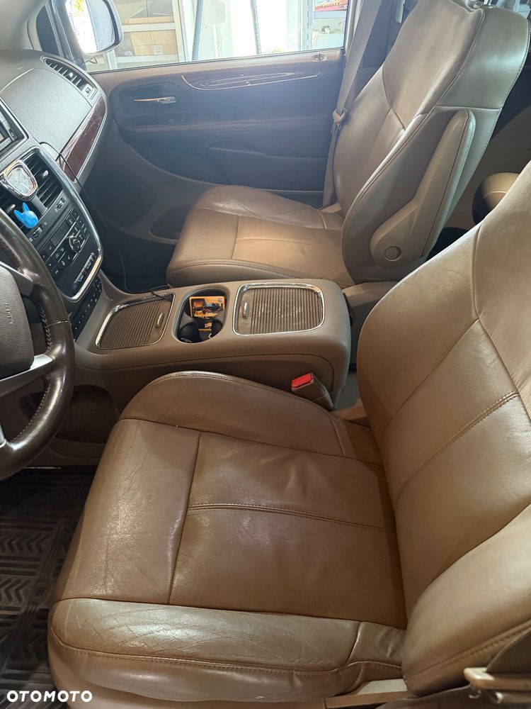 Chrysler Town & Country - 10
