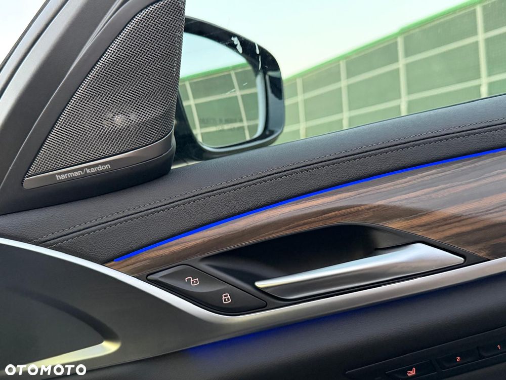 BMW Seria 5 M550i xDrive - 24
