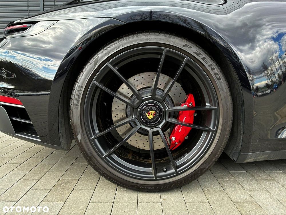 Porsche 911 Carrera 4 GTS - 13