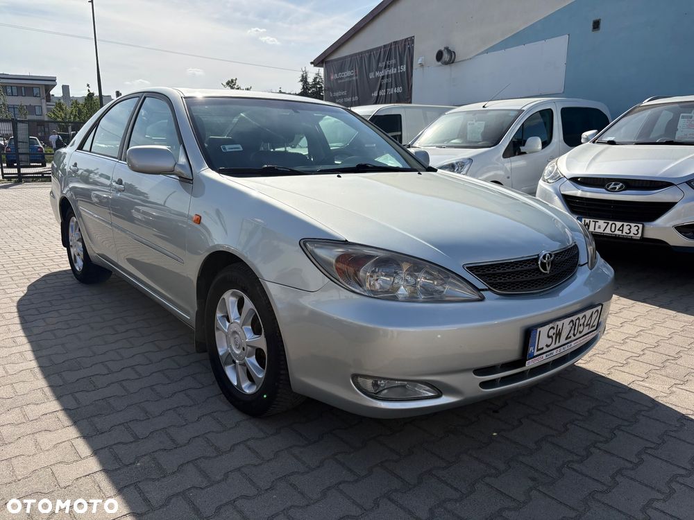 Toyota Camry - 4