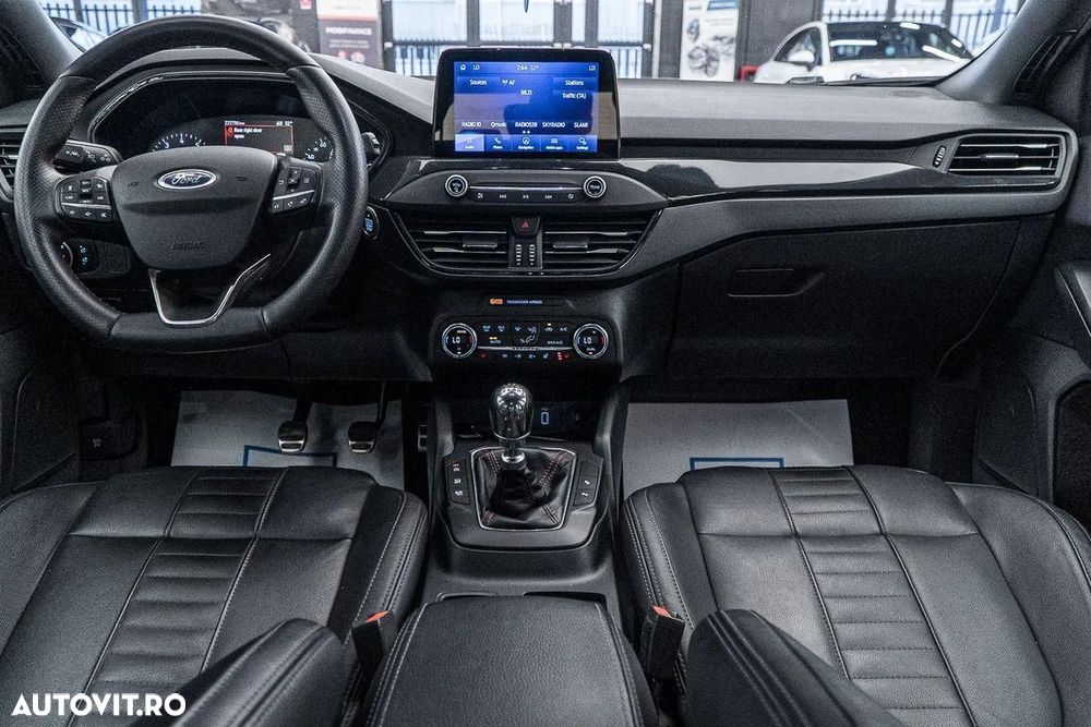 Ford Focus 1.0 EcoBoost 6MT MHEV ST-Line X - 34