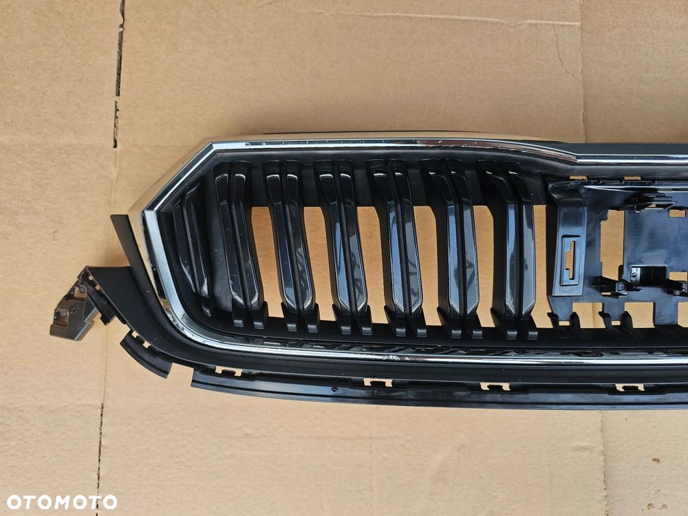 Grill atrapa Skoda Octavia 5E3853653C - 2