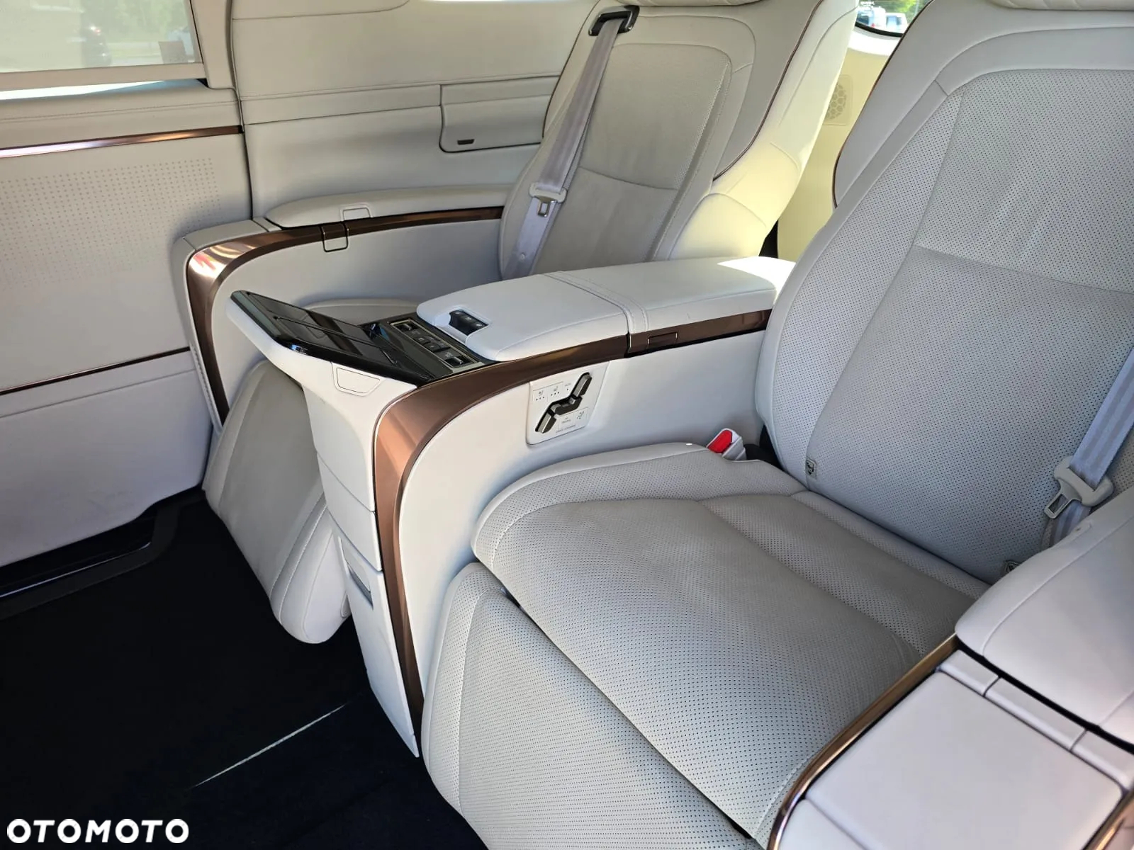 Lexus LM 350h Omotenashi - 20