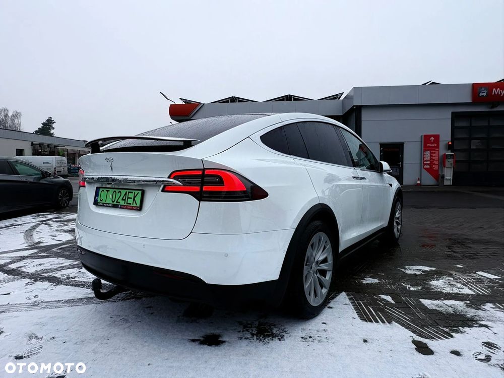 Tesla Model X - 12