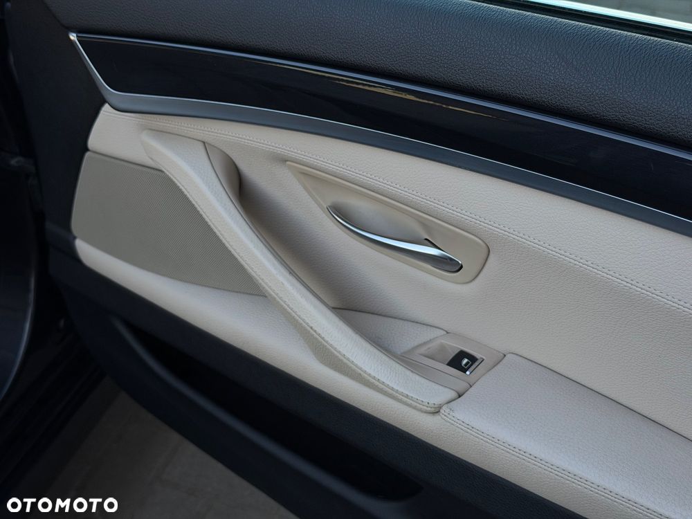 BMW Seria 5 528i Sport-Aut Luxury Line - 40